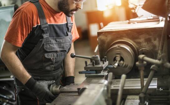 Jakie są wyzwania związane z wdrażaniem technologii przeciągania otworów?