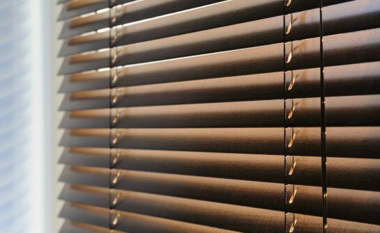 Zalety personalizacji okiennic drewnianych na zamówienie