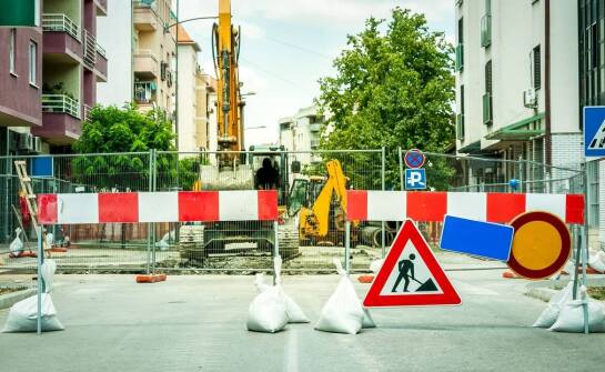 Jak zapewniamy bezpieczeństwo podczas operacji z użyciem dźwigów?