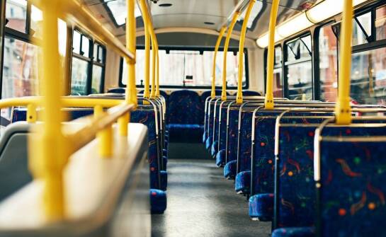 Przestronne wnętrza naszych busów – idealne rozwiązanie na długie trasy