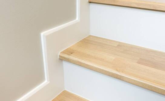 Estetyczne i funkcjonalne zalety nakładek plastikowych na progi