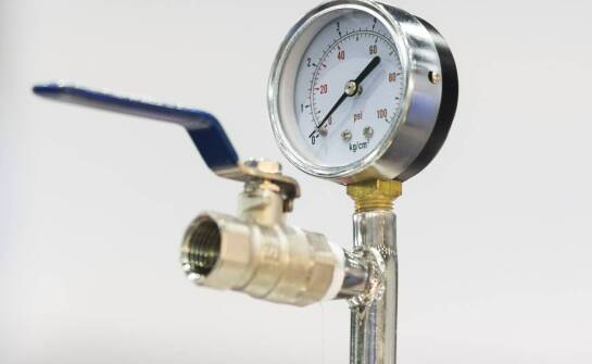 Jak iniektory wspomagają proces iniekcji ciśnieniowej?