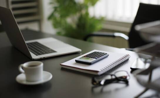 Czym kierować się przy wyborze niszczarki do dokumentów w biurze?