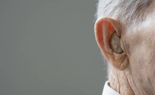 Jakie są zalety korzystania z systemów wspomagających słyszenie?