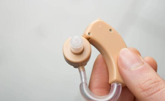 W jaki sposób aparaty słuchowe wpływają na jakość komunikacji?