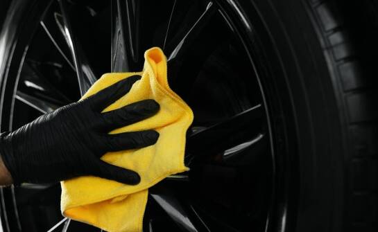 Jak lakierowanie wpływa na ochronę felg przed czynnikami zewnętrznymi?