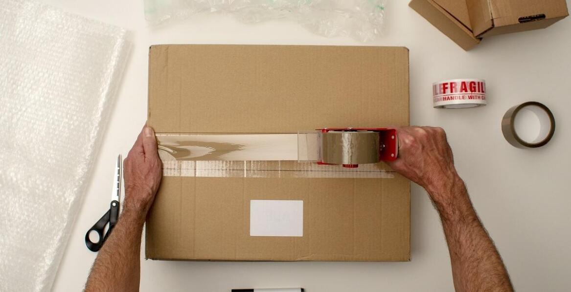 Efektywność kosztowa użycia taśmy do pakowania z logo w małych przedsiębiorstwach