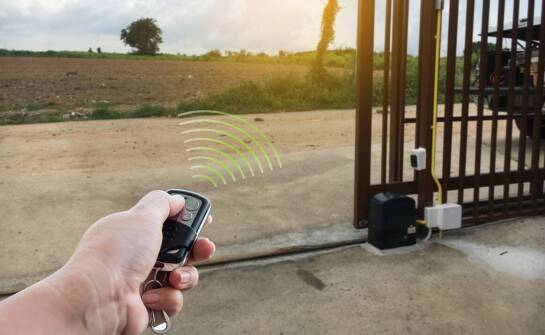 Napędy do bram a integracja z systemami inteligentnego domu