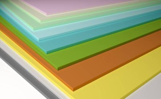 Wpływ foliowania kart na wygląd i wytrzymałość teczek ofertowych