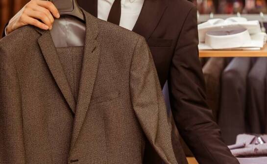 Kluczowe aspekty dopasowania garnituru dla szczupłych mężczyzn