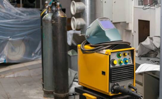 Paleciaki ręczne jako element wyposażenia nowoczesnego warsztatu spawalniczego