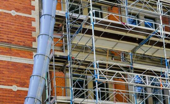 Jakie są najważniejsze zalety rusztowań jezdnych aluminiowych w pracach konserwacyjnych?