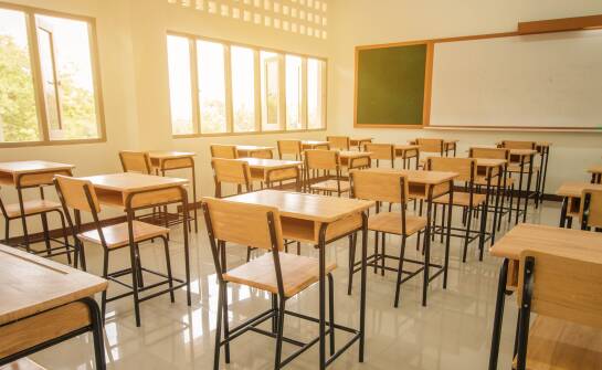 Jak krzesła składane drewniane wpływają na przestrzeń w klasach