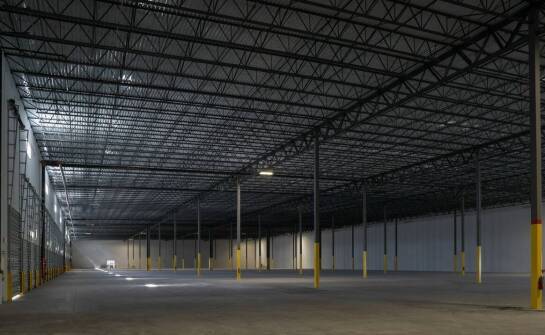 Zastosowanie hal przemysłowych w produkcji – korzyści z wynajmu