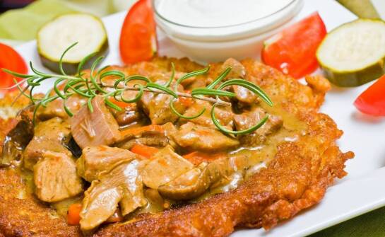 Placki ziemniaczane jako symbol polskiej kuchni w Swojskiej Chacie