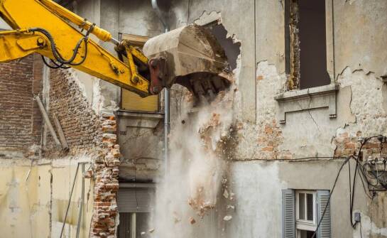 Proces wyburzania budynków – kluczowe etapy i zastosowania w budownictwie
