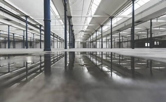 Posadzki przemysłowe – rodzaje, zastosowania, korzyści dla firm i hal