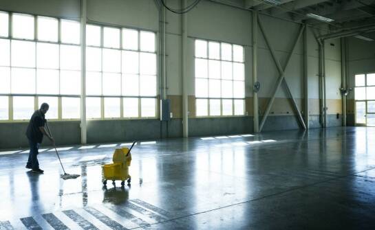 Zastosowanie i zalety posadzek przemysłowych w różnych gałęziach przemysłu