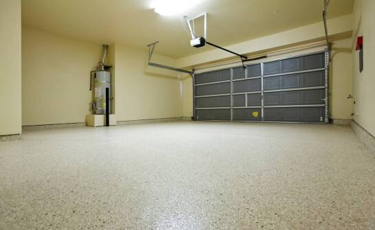 Zalety posadzek epoksydowych w garażu – trwałość i łatwość utrzymania