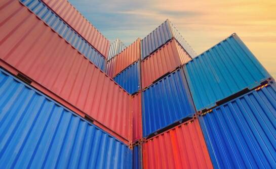 Obsługa ładunków kontenerowych i transport morski – kluczowe informacje