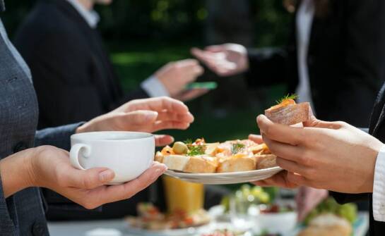 Catering firmowy – najnowsze trendy i inspiracje w organizacji posiłków