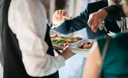 Catering dla firm – najważniejsze informacje i aktualne trendy w branży