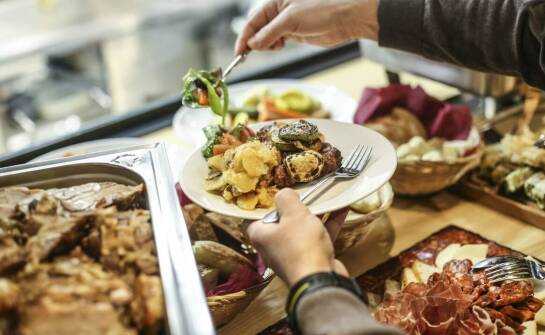 Catering – trendy, rodzaje i najważniejsze informacje o usługach żywieniowych