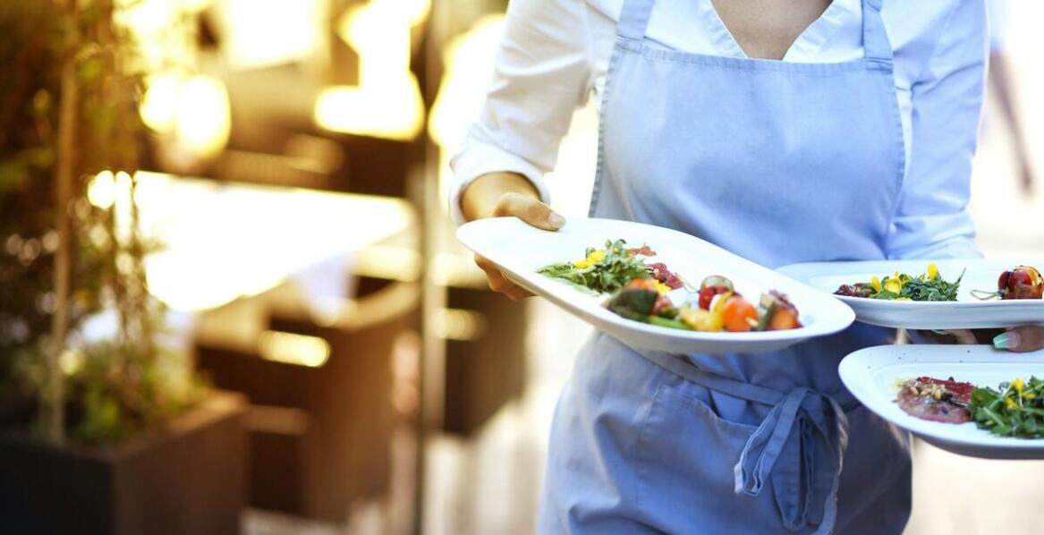 Catering firmowy – rozwiązania na spotkania biznesowe i codzienne posiłki