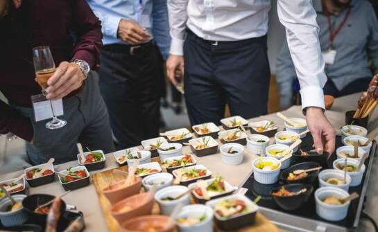 Catering dla firm – rozwiązania na udane spotkania i wydarzenia biznesowe