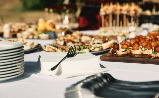 Catering na każdą okazję – najważniejsze informacje i trendy branżowe