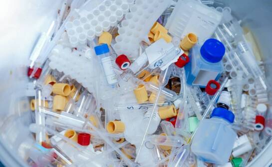 Jak fizykochemiczne metody przetwarzania odpadów wpływają na minimalizację ich szkodliwości?