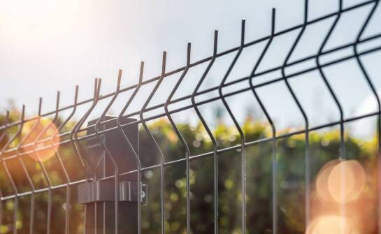 Płoty metalowe – rodzaje, zalety i zastosowania nowoczesnych ogrodzeń