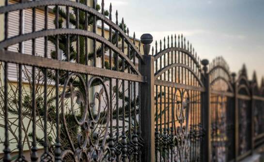 Rodzaje bram i ich zastosowanie – przegląd rozwiązań do różnych obiektów