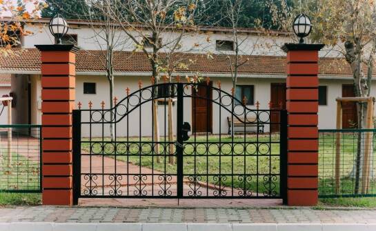 Rodzaje i zastosowania bram – praktyczne informacje oraz inspiracje