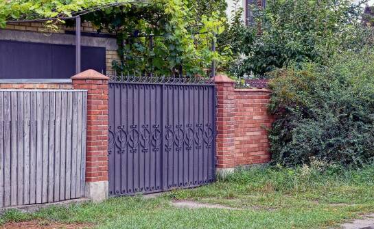 Nowoczesne ogrodzenia metalowe i panelowe – zalety oraz możliwości montażu