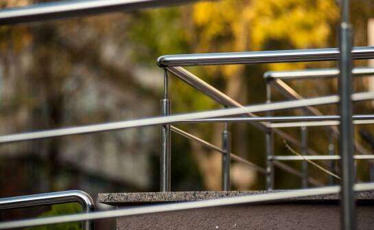 Balustrady – rodzaje, zastosowania i inspiracje do domu oraz ogrodu