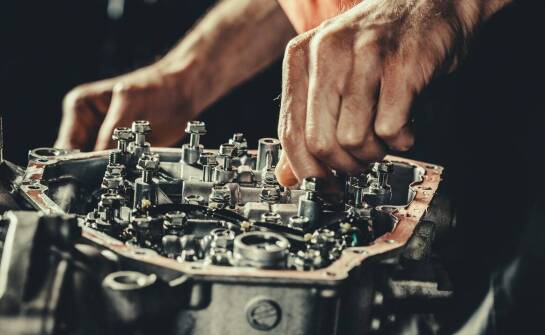 Zmiana parametrów silnika – jak bezpiecznie poprawić osiągi samochodu