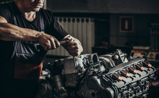 Chipowanie silnika – co warto wiedzieć o zwiększaniu mocy i osiągów auta