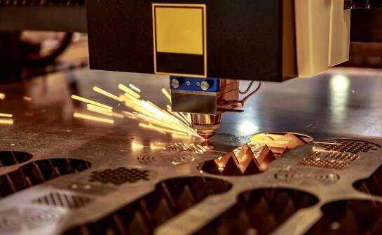 Jak cięcie laserowe wpływa na personalizację wyrobów stalowych?