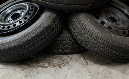 Odbiór zużytych opon – zasady, możliwości i korzyści recyklingu