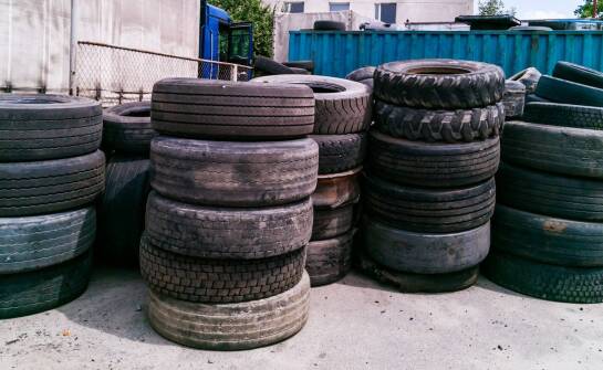 Odbiór zużytych opon – jak wygląda proces i jakie są możliwości przekazania