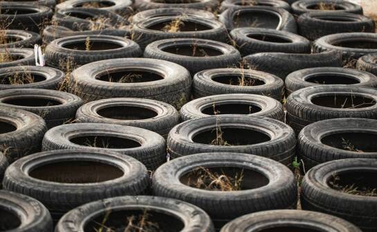 Drugie życie opon – jak powstają nowe produkty z recyklingu zużytych opon