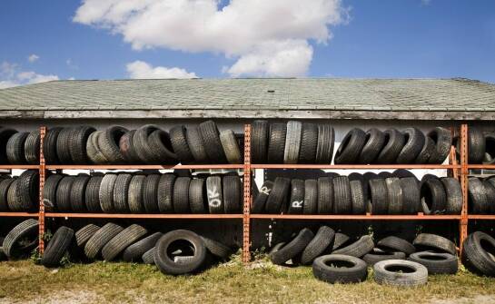 Utylizacja opon – najważniejsze informacje i aktualne rozwiązania branżowe