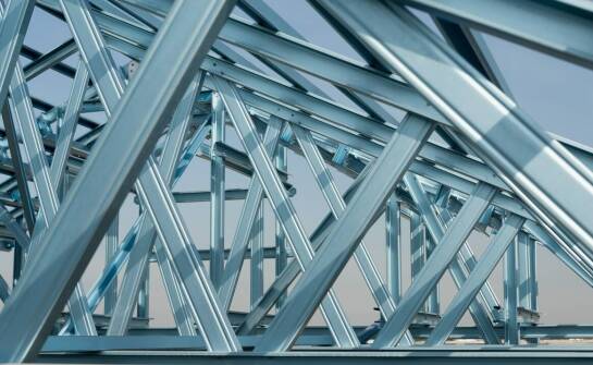 Konstrukcje stalowe – najważniejsze informacje i zastosowanie w budownictwie