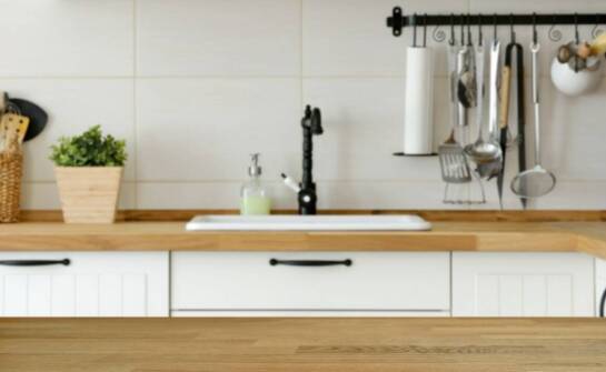 Trendy i inspiracje w aranżacji nowoczesnych blatów kuchennych