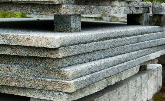 Płyty granitowe – trwałość i estetyka w aranżacjach wnętrz i ogrodów