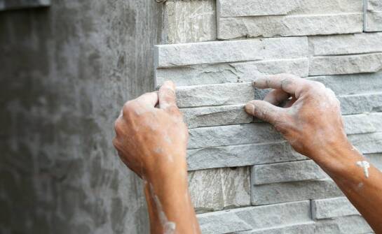 Zastosowanie kamienia w aranżacji wnętrz i ogrodów – inspiracje i trendy