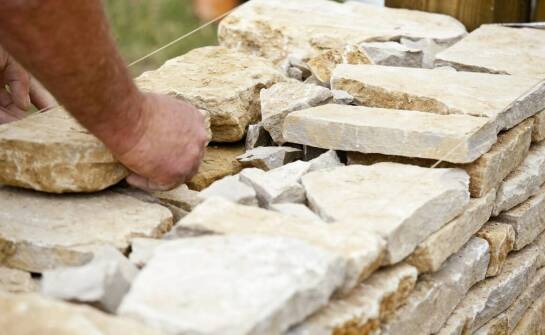 Zastosowanie kamienia w aranżacji wnętrz i ogrodów – inspiracje i pomysły