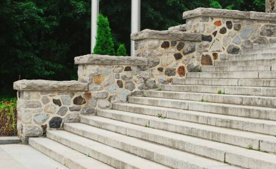 Schody z kamienia – trwałość i styl w aranżacji nowoczesnych wnętrz