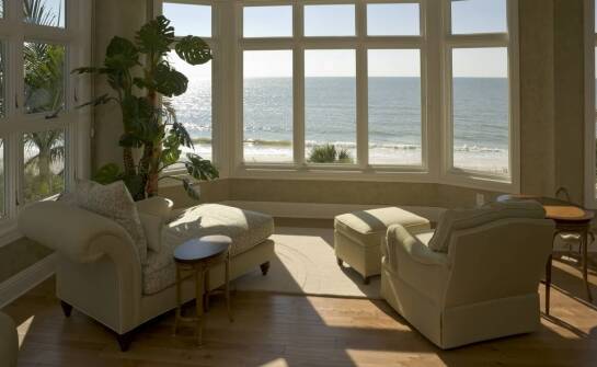 Pokoje do wynajęcia blisko plaży – jak wybrać idealne miejsce na urlop